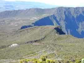 Descente vers le gte de la caverne Dufour