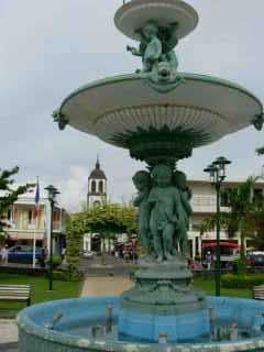 Fontaine, place de la mairie  St-Louis