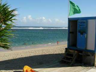 Drapeau vert sur le lagon