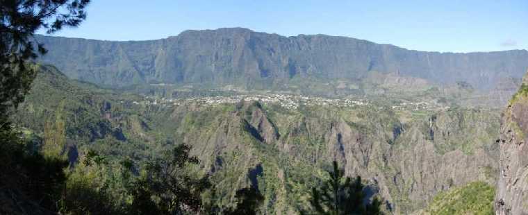 Cilaos, vu de la route de l'let  Cordes