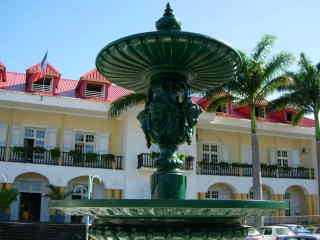 Mairie de St-Joseph et sa fontaine