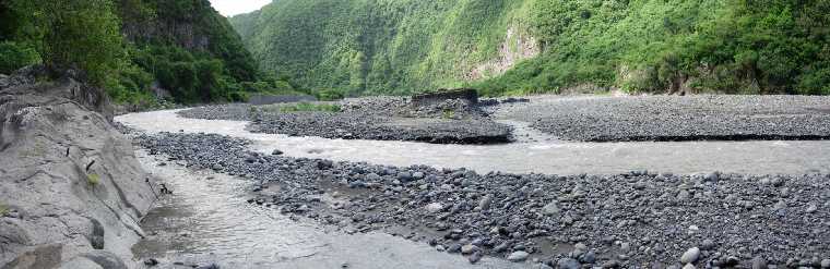 28 fvrier 2008 - Bras de Cilaos - Ancienne pile de pont de la route de Cilaos dtruite par le cyclone 1948 -