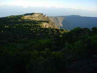 Soleil rasant sur le Maido