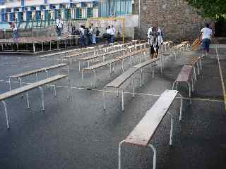 Bancs dans la cour