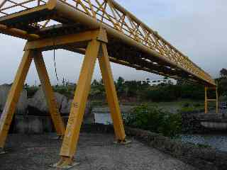 Passerelle au-dessus de l'entre du port de Ste-Marie