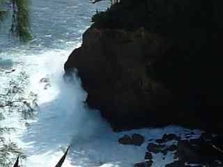 Cap Jaune à l'ombre, battu par les vagues
