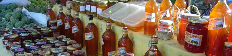 Stand de la Maison de l'Abeille au march forain de St-Pierre