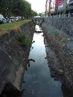 Canal Sorema rempli d'eau stagnante