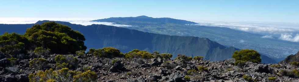 Plaine des Cafres et Piton de la Fournaise, vus du Petit Bnare