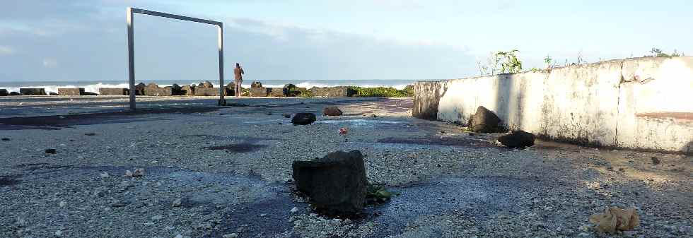 Galets projets par la houle sur l'esplanade des pcheurs de Terre Sainte