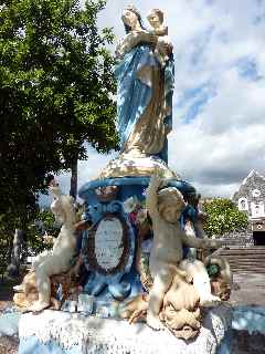 Statues place de l'glise de St-Paul