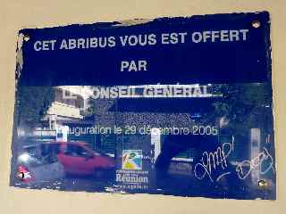 Rue de Paris, abribus offert généreusement par le Conseil général