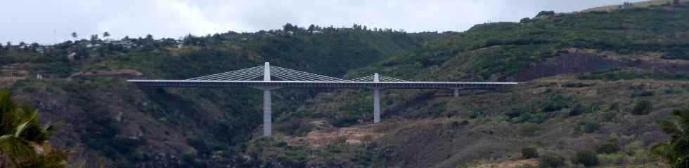 Route des Tamarins vue de la cte - pont sur la ravine des Trois-Bassins