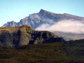 Coteau Maigre et Piton des Neiges au soleil levant