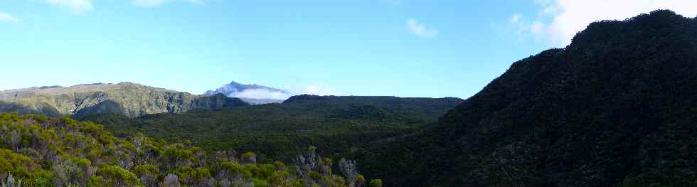 Vers le Piton des Neiges (  doite, le Piton Tortue)