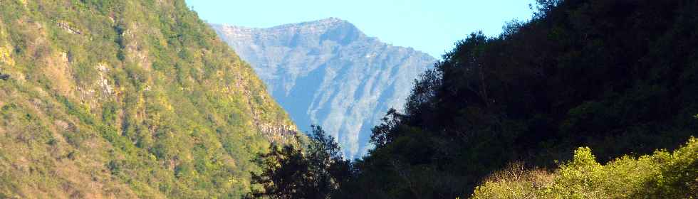 Bras de Cilaos, avec le Grand Bnare au fond