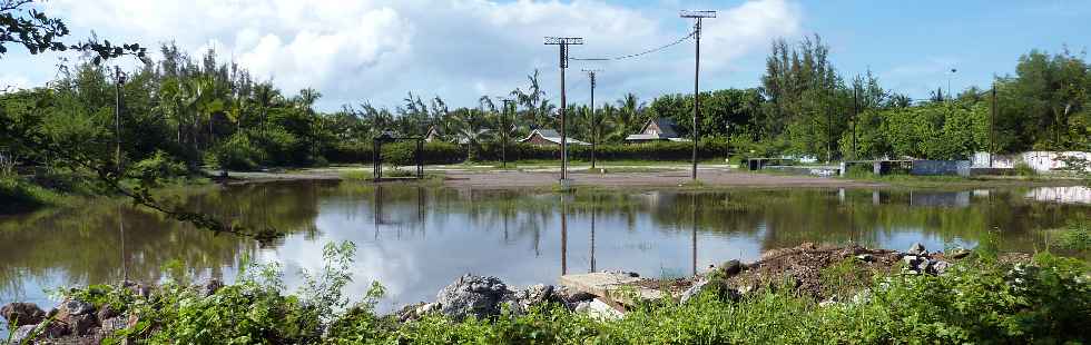 Terrain de jeux face camping - Etang-Sal les Bains