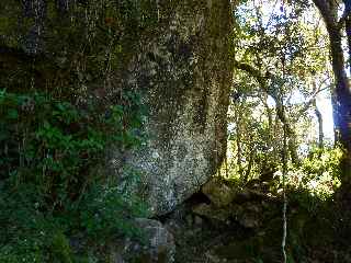 Blocs sur le sentier vers Cap Bouteille