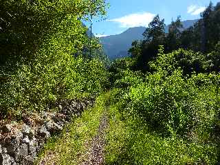 Sentier de Grand Galet et murs de pierres sches