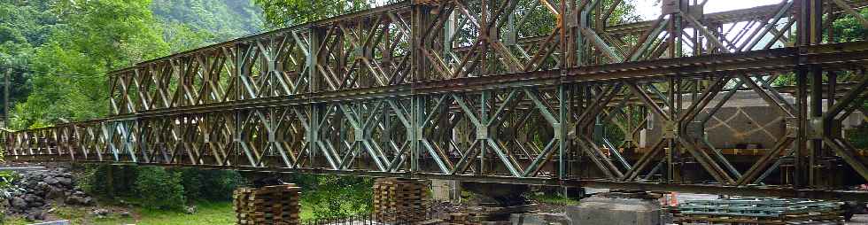 Le Grand Défriché - Pose du pont Bailey sur la rivière Langevin