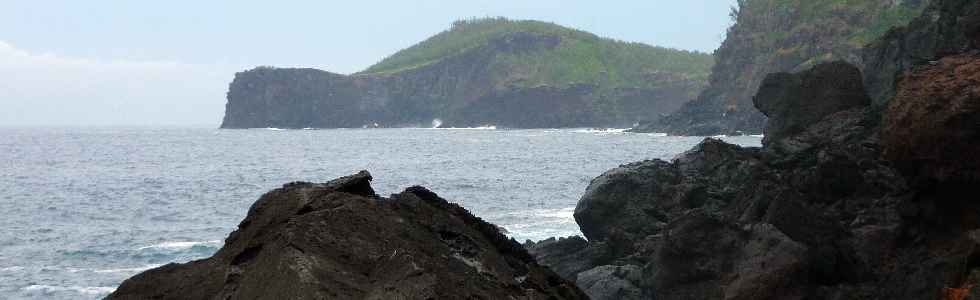 La Petite Île (Réunion) - Vue du pied de la falaise