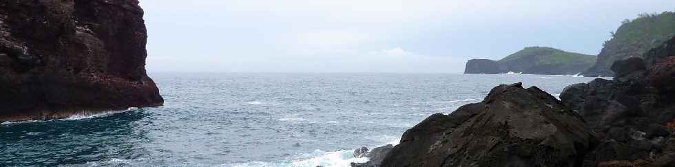 La Petite Île (Réunion) - Vue du pied de la falaise vers le Piton de Grande Anse