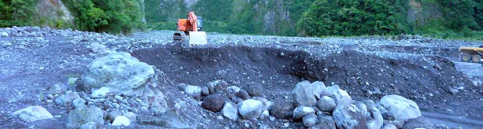 Rivire des Remparts - Travaux de curage dans le lit mineur