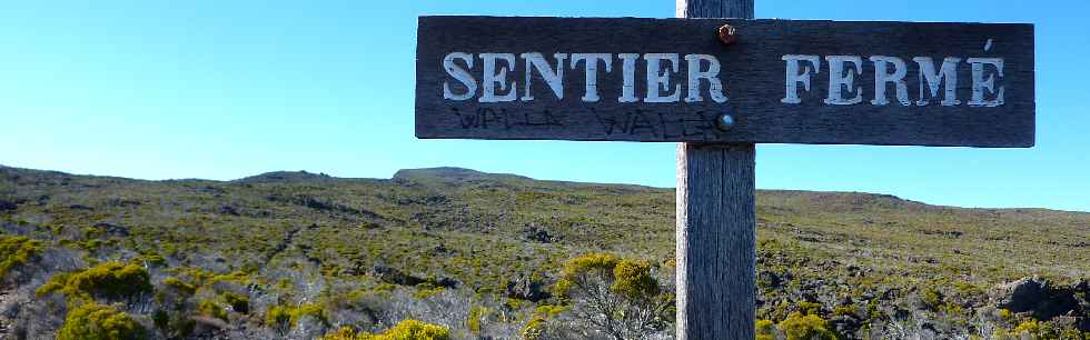 Sentier du Gte des Tamarins au Grand Bnare -  Intersection sentier ferm