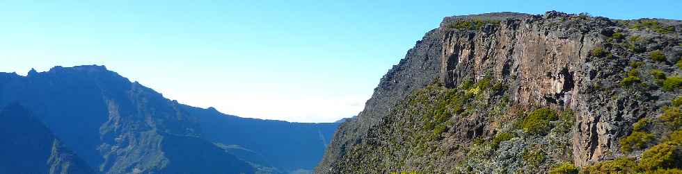 Sentier du Gte des Tamarins au Grand Bnare -  Rempart de Mafate