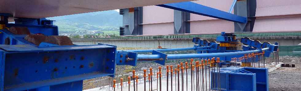 Chantier de la construction du pont sur la rivire Saint-Etienne - Aot 2011 -  Chaises  galets