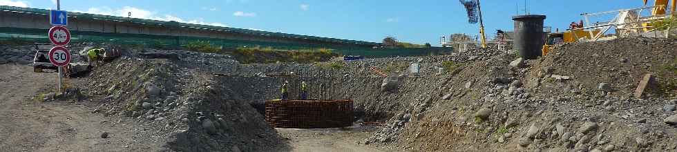 Chantier de la construction du pont sur la rivire Saint-Etienne - Aot 2011 - Ferraillage de la base de la P7