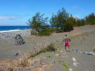 Jogger sur sentier littoral d'Etang-Salé