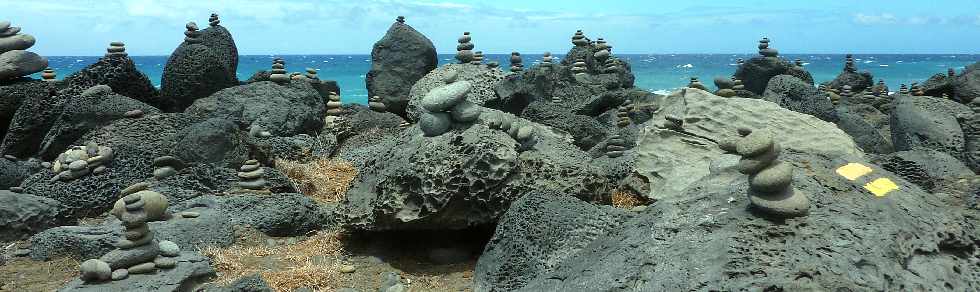 Sentier littoral d'Etang-Salé - Coulées basaltiques - Cairns -