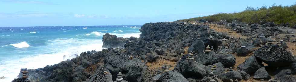 Sentier littoral d'Etang-Salé - Coulées basaltiques - Cairns -