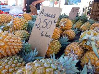 March forain de Saint-Pierre - janvier 2012 - Ananas Victoria de la Runion