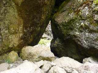 Cilaos - Sentier des Calumets  -  Passage sous les Rochers