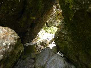 Cilaos - Sentier des Calumets  -  Passage entre les rochers