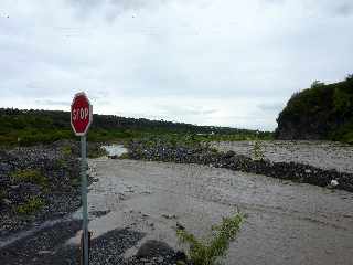 29 fvrier 2012 - Bras de Cilaos en crue - Radier du Ouaki