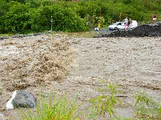 29 fvrier 2012 - Bras de Cilaos en crue - Radier du Ouaki