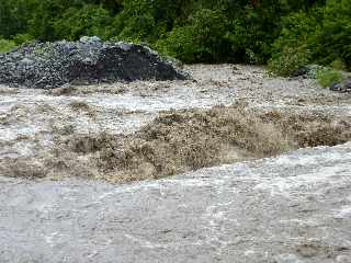 29 fvrier 2012 - Bras de Cilaos en crue - Radier du Ouaki