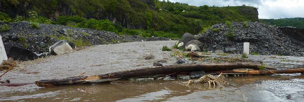 29 fvrier 2012 - Bras de Cilaos en crue - Radier du Ouaki