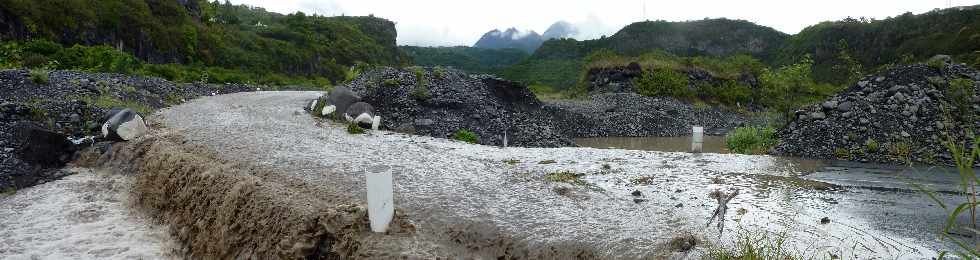 29 fvrier 2012 - Bras de Cilaos en crue - Radier du Ouaki