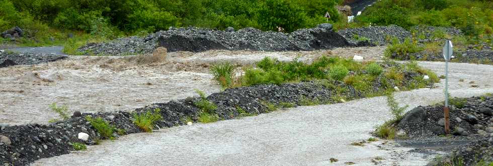 29 fvrier 2012 - Bras de Cilaos en crue - Radier du Ouaki