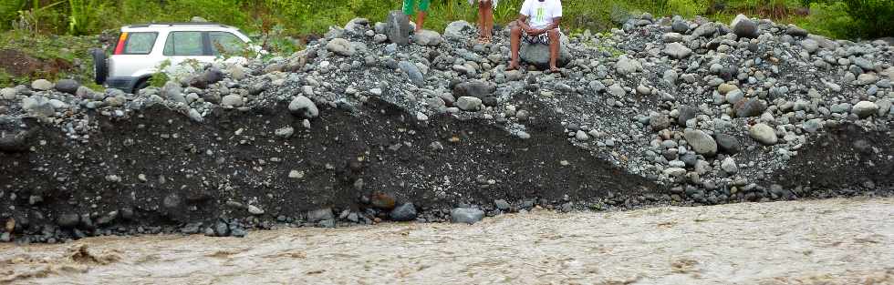 29 fvrier 2012 - Bras de Cilaos en crue - Radier du Ouaki