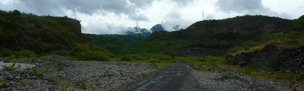 29 fvrier 2012 - Bras de Cilaos en crue - Radier du Ouaki