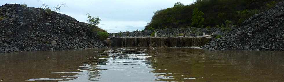 29 fvrier 2012 - Bras de Cilaos en crue - Radier du Ouaki