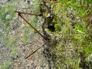 Bras de la Plaine (Sentier du Pont d'Yves) - Supports de l'ancienne canalisation