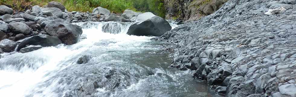 Bras de la Plaine (Sentier du Pont d'Yves) - Laves prismes - Vers l'amont