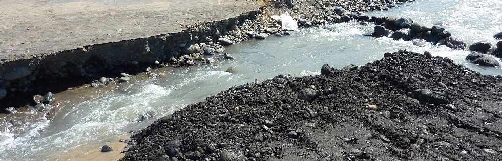 4 avril 2012 - Travaux de rtablissement du passage au Ouaki