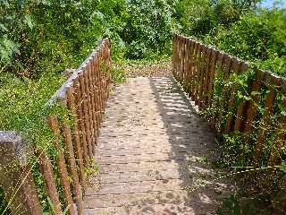 St-Leu - Pont de bois sur canal de vidange des fosss de la Route des Tamarins dans la Ravine des Poux